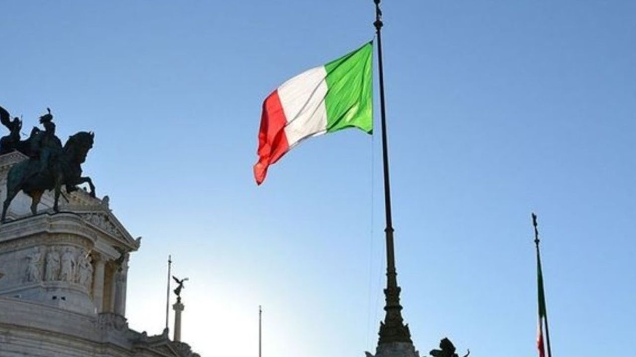 Düzensiz göçmen akınının önüne geçmek isteyen İtalya, OHAL ilan etti!