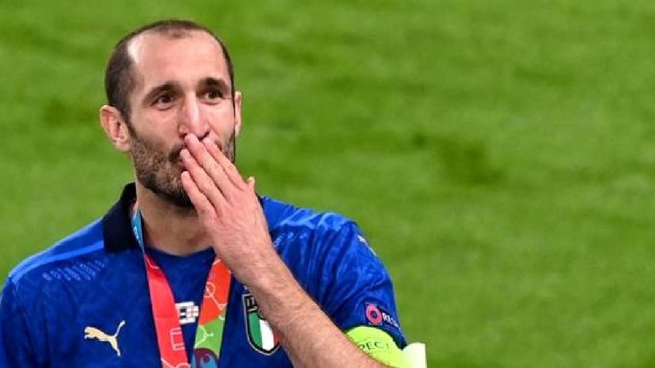 İtalyan yıldız Chiellini futbolu bıraktığını açıkladı